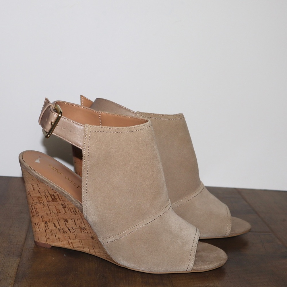 Nine West Paton Suede Nude Taupe tan peep toe Wedges size 9